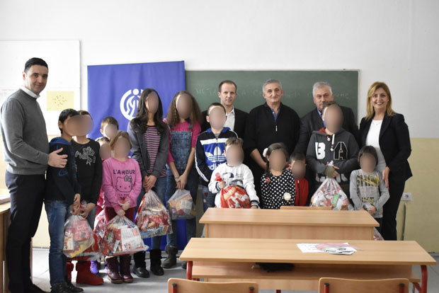 Пакетићи на дар и за 13 деце у ОШ „Милош Вучићевић Зверцев“ у околини Ивањице